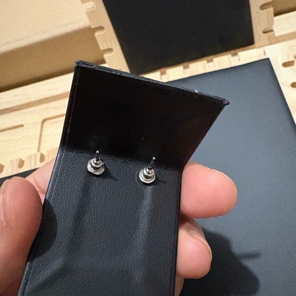 Elegnt stud earrings - Picture 3 of 5